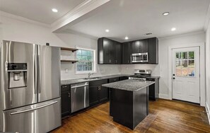 Refrigerador, microondas, horno y parrilla de estufa 