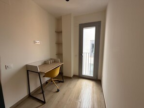 Deluxe Double Room, City View | Interior - Sun & Moon Aparthotel (El Prat de Llobregat)