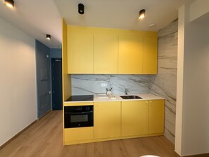 Deluxe Double Room | Private kitchen | Full-sized fridge, microwave, oven, stovetop