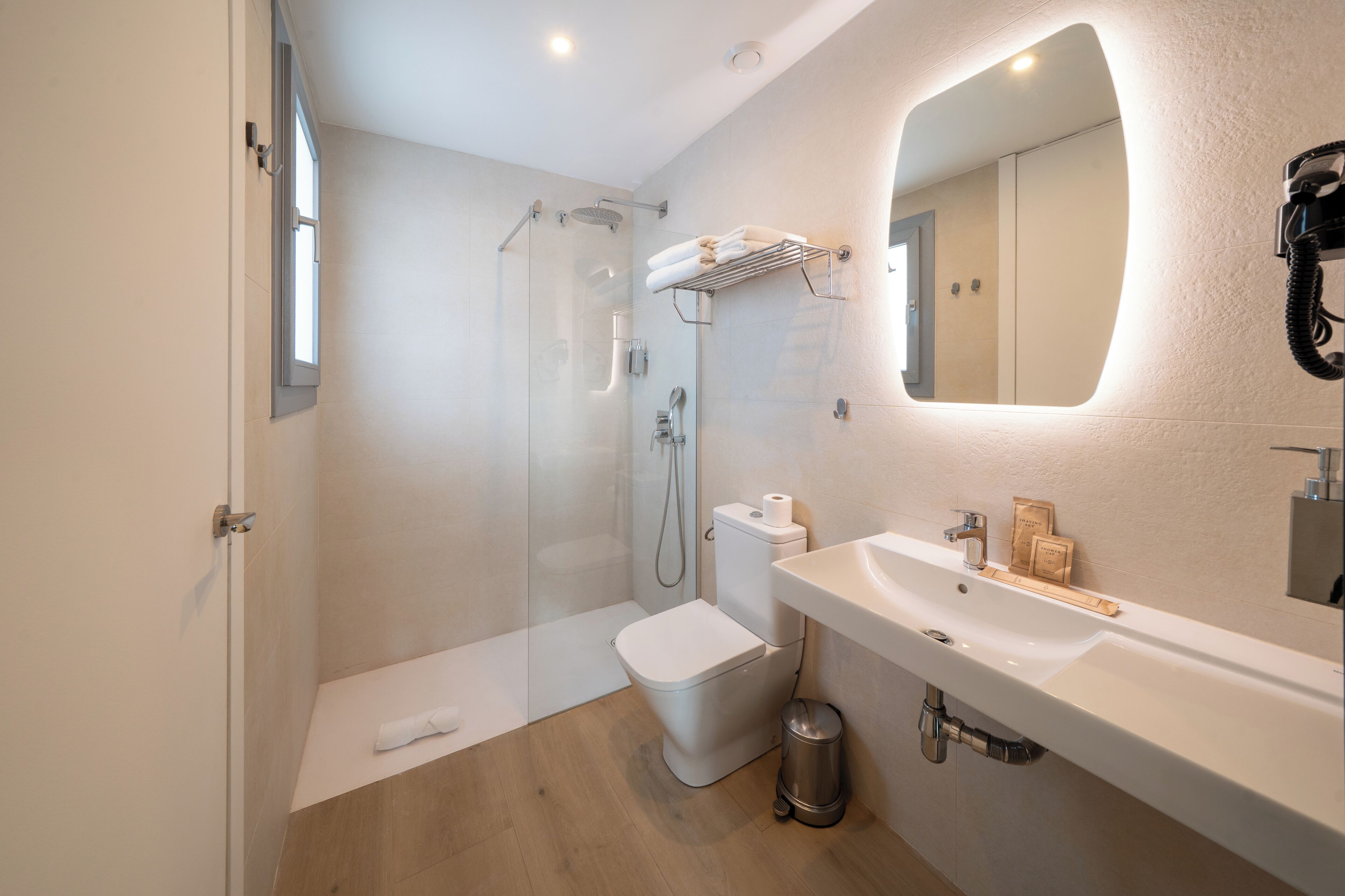 Douche, séchoir à cheveux, serviettes fournies, savon
