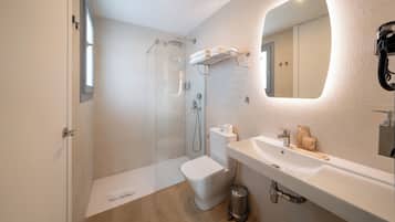 Douche, séchoir à cheveux, serviettes fournies, savon