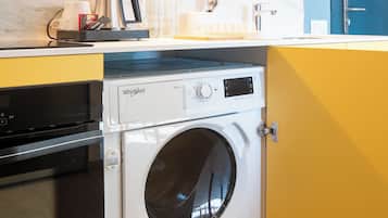 Full-size fridge, microwave, oven, stovetop