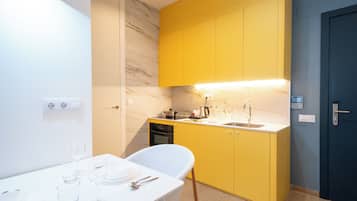 Wifi gratis, decoración personalizada y muebles diferentes