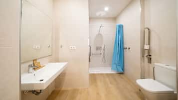 Apartamento Deluxe, vistas al patio | Baño | Ducha, secador de pelo, toallas y jabón