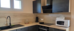 Fridge, microwave, oven, stovetop - 2-bdrm air-conditioned apartment with terrace Canigó view - 4 pers - walking distance to beach (Le Barcarès)