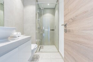 Een douche, een haardroger, een bidet, handdoeken