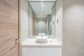 Shower, hair dryer, bidet, towels