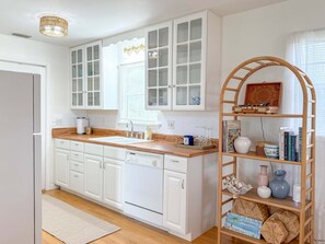 Kjøleskap, mikrobølgeovn, kokeplater og oppvaskmaskin