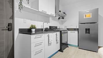 Frigorífico, microondas, horno y cafetera o tetera