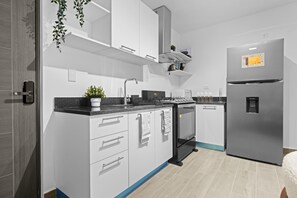 Frigorífico, microondas, horno y cafetera o tetera