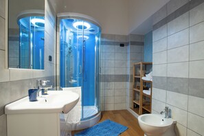 Dusche, umweltfreundliche Kosmetikartikel, Haartrockner, Bidet