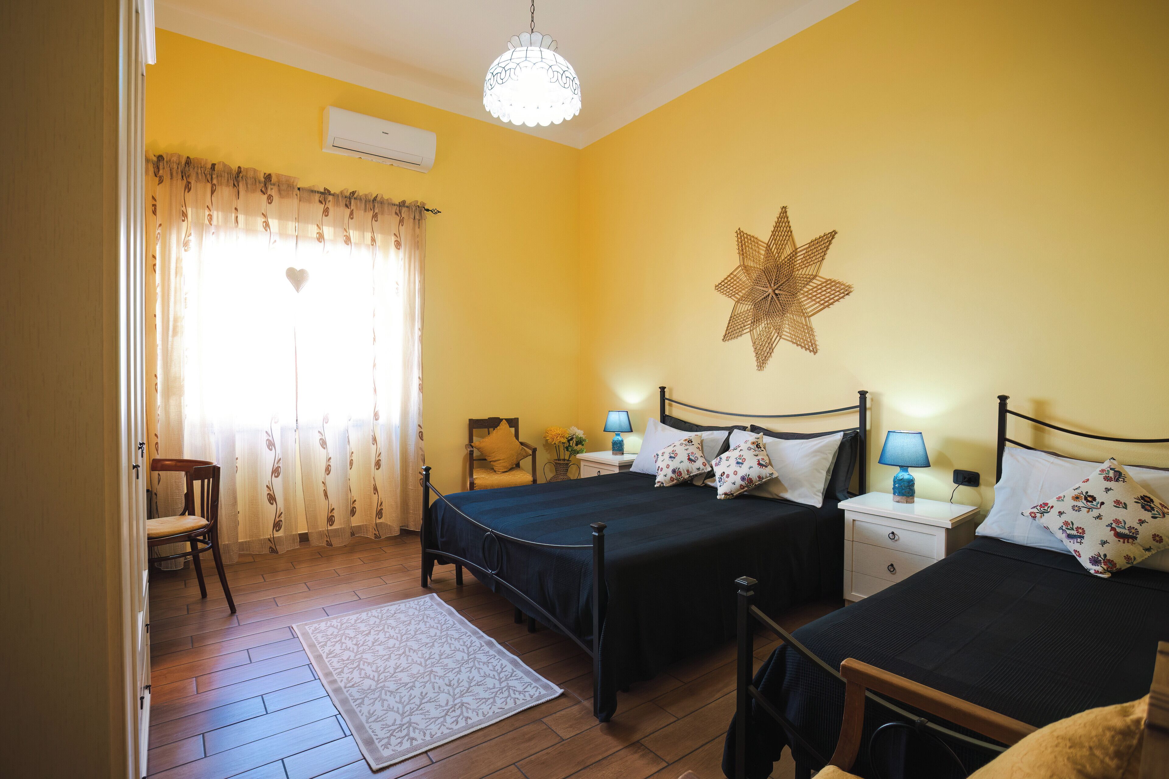 3 Schlafzimmer, Schreibtisch, Bügeleisen/Bügelbrett, Reisekinderbett