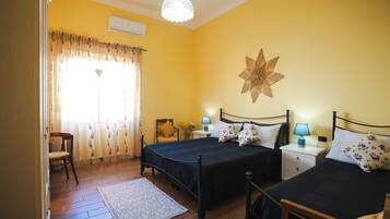 3 Schlafzimmer, Schreibtisch, Bügeleisen/Bügelbrett, Reisekinderbett