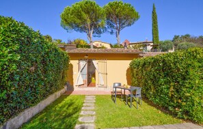 A villa with a patio, a table and chairs, and a gate leading to the entrance. - Nice home in Bucine with house a panoramic view (Bucine)