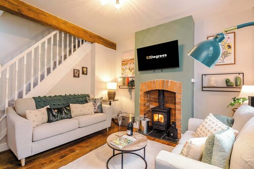 Beautiful Cozy Cottage Home in Sandbach, Sleeps 4!