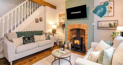 Beautiful Cozy Cottage Home in Sandbach, Sleeps 4!