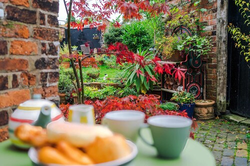 Beautiful Cozy Cottage Home in Sandbach, Sleeps 4!