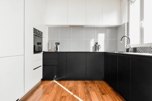 冷蔵庫、オーブン、コンロ、食器洗い機