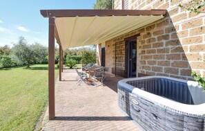 Outdoor dining - Pet friendly home in Fabrica di Roma (VT) with WiFi (Fabrica di Roma (VT))