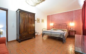 4 bedrooms, iron/ironing board, travel cot, free WiFi - Pet friendly home in Fabrica di Roma (VT) with WiFi (Fabrica di Roma (VT))