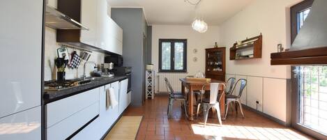 Geladeira, cooktop, lava-louças