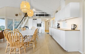 Jääkaappi, mikroaaltouuni, liesi, astianpesukone