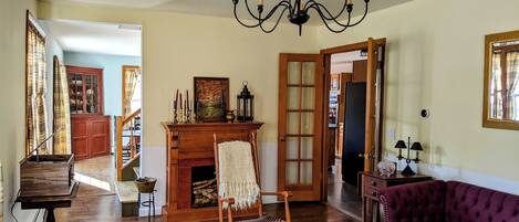 Smart TV, fireplace, books, music library