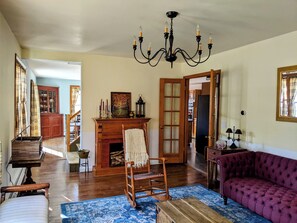 Téléviseur connecté, foyer, livres, sélection de musique