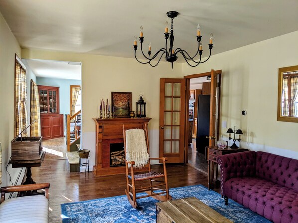 Smart TV, fireplace, books, music library