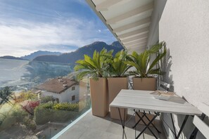 Outdoor dining - Eco del Garda – Room 306 – with Covered Terrace and Lake View (Tenno)