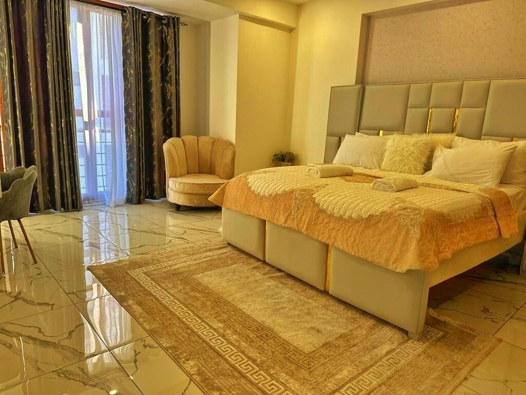 Een bureau, een laptopwerkplek, gratis wifi