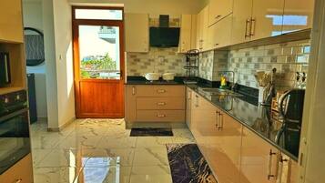 Fridge, microwave, dishwasher, cookware/dishes/utensils