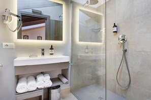 Shower, hair dryer, towels