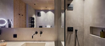 Apartment 102 'Mountain Lodge Margit' with Private Terrace, Shared Garden, and Wi-Fi