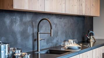 Frigorifero, forno, piano cottura, lavastoviglie