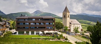 Apartment 102 'Mountain Lodge Margit' with Private Terrace, Shared Garden, and Wi-Fi