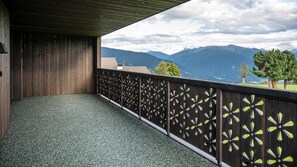 Property grounds - Apartment 'Mountain Lodge Margit' with Private Terrace, Shared Garden and Wi-Fi (Maranza)