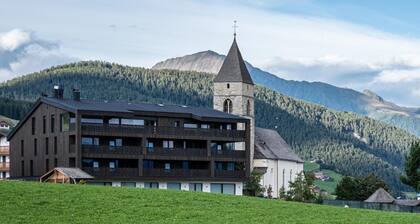 Apartment 'Mountain Lodge Margit' with Private Terrace, Shared Garden and Wi-Fi