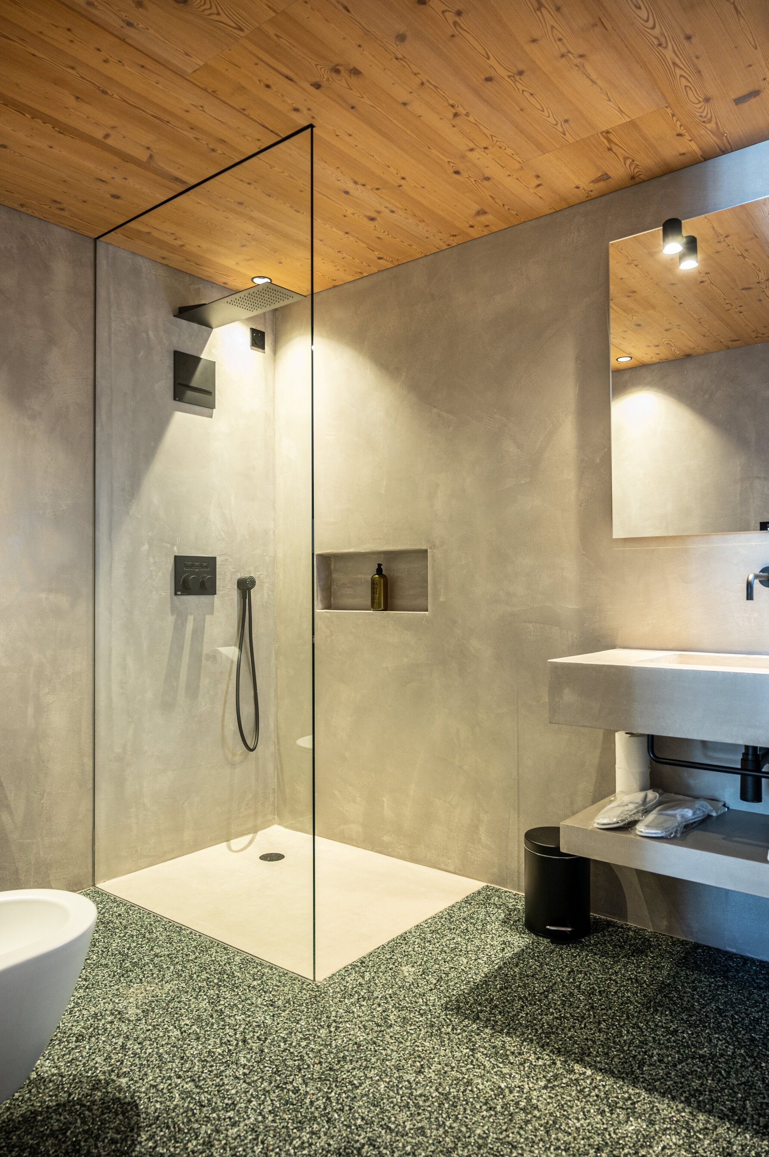 Douche, sèche-cheveux, serviettes fournies