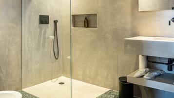 Dusche, Haartrockner, Handtücher