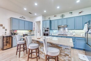 Kjøleskap, mikrobølgeovn, kokeplater og oppvaskmaskin