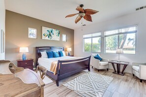 Skrivebord, strykejern/-brett, internettilgang og sengetøy