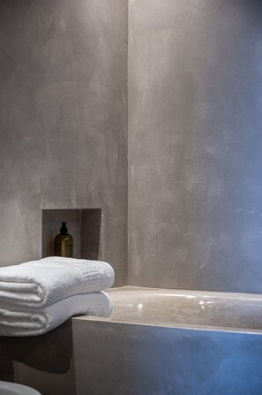 Shower, hair dryer, towels - Apartment 202 with Private Balcony and Shared Garden (Maranza)