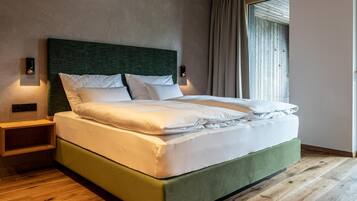 WiFi, bed sheets, wheelchair access
