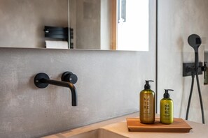 Douche, sèche-cheveux, serviettes fournies