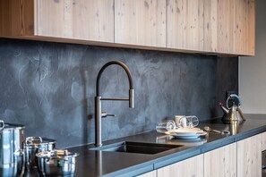 Fridge, oven, stovetop, dishwasher