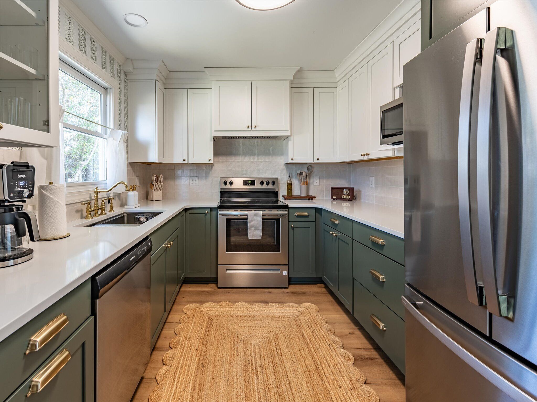 冷蔵庫、電子レンジ、オーブン、コンロ