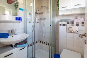 Shower, hair dryer - Apartment 'Fewo Höckhallig' with Shared Terrace, Shared Garden and Wi-Fi (Pellworm)