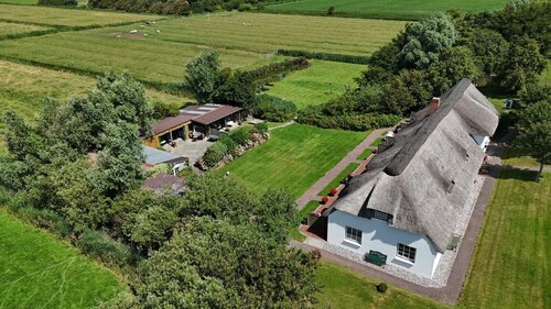 Apartment 'Fewo Höckhallig' with Shared Terrace, Shared Garden and Wi-Fi