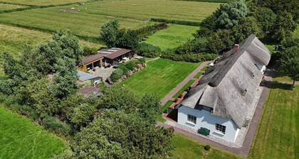 Apartment 'Fewo Höckhallig' with Shared Terrace, Shared Garden and Wi-Fi